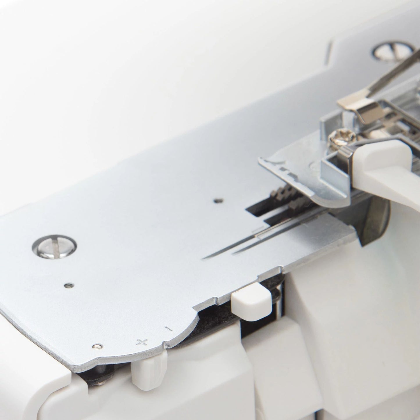 HUSQVARNA® VIKING® AMBER™ S | 300 Overlock Machine